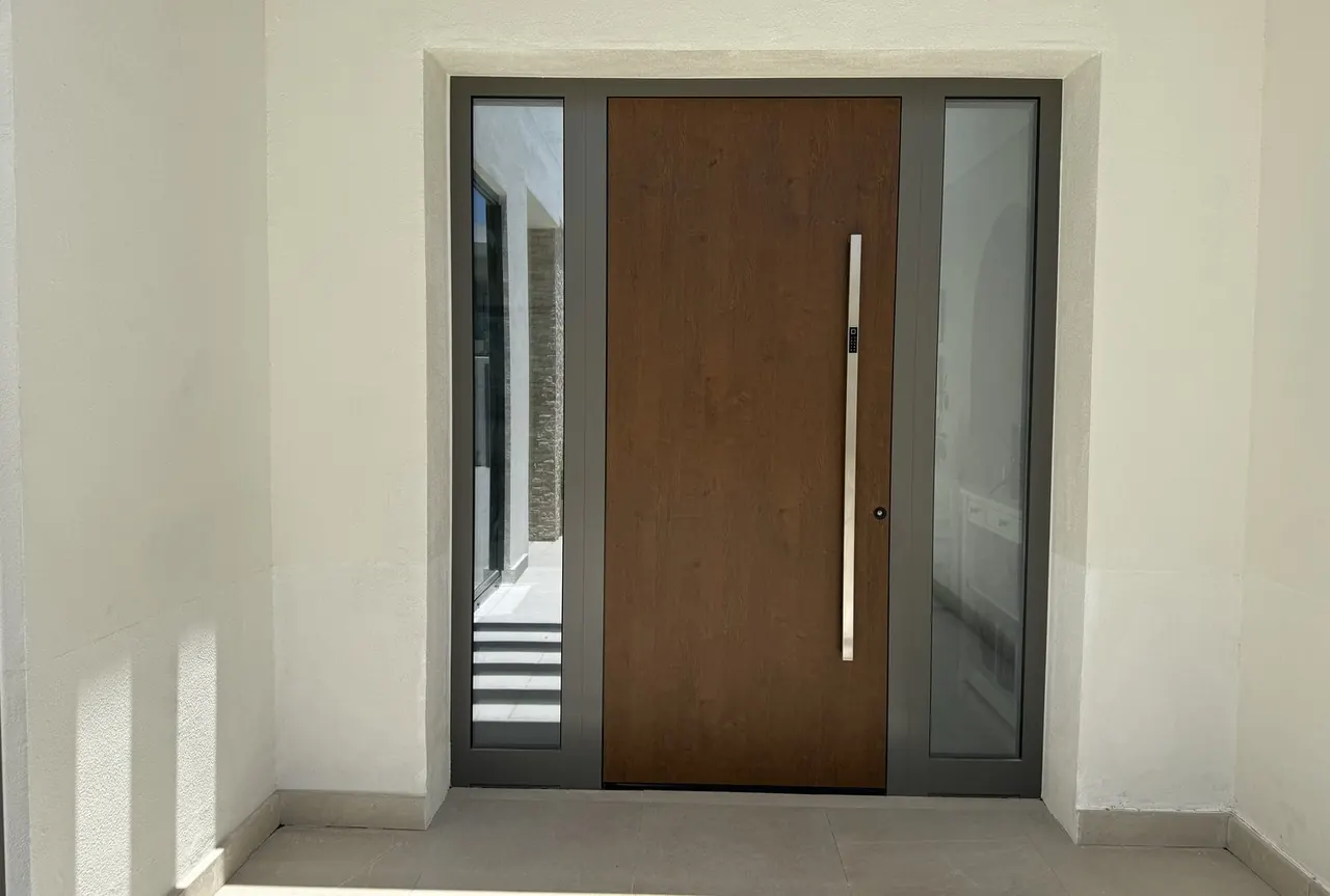 Porte d'entrée aluminium décor bois avec deux tierces vitrées