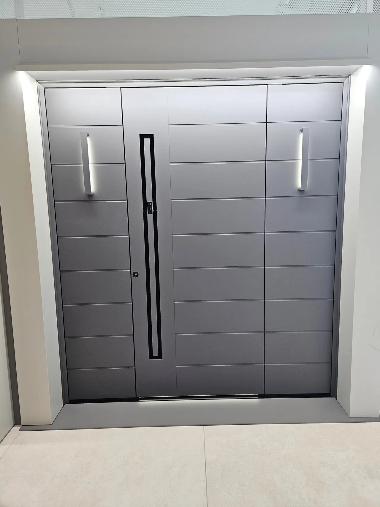 Porte d'entrée aluminium gris clair rainurée, deux tierces pleines avec appliques lumineuses