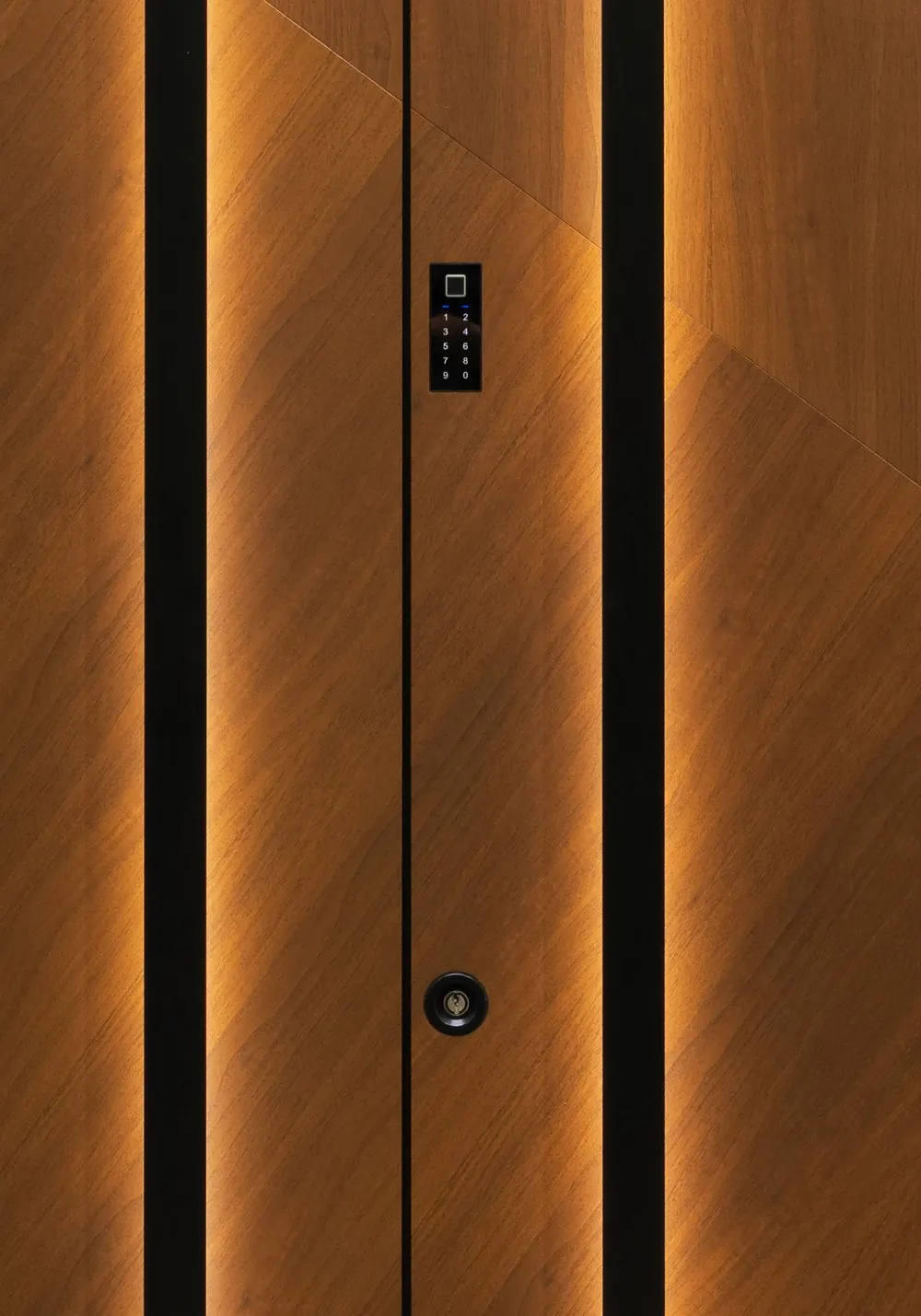 Vantail décor bois avec lecteur d'empreintes et clavier intégrés et barre de tirage rétroéclairée