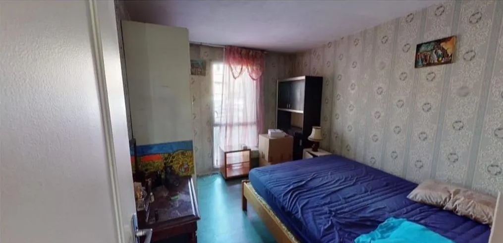 Avant : chambre au papier peint ancien et sol bleu