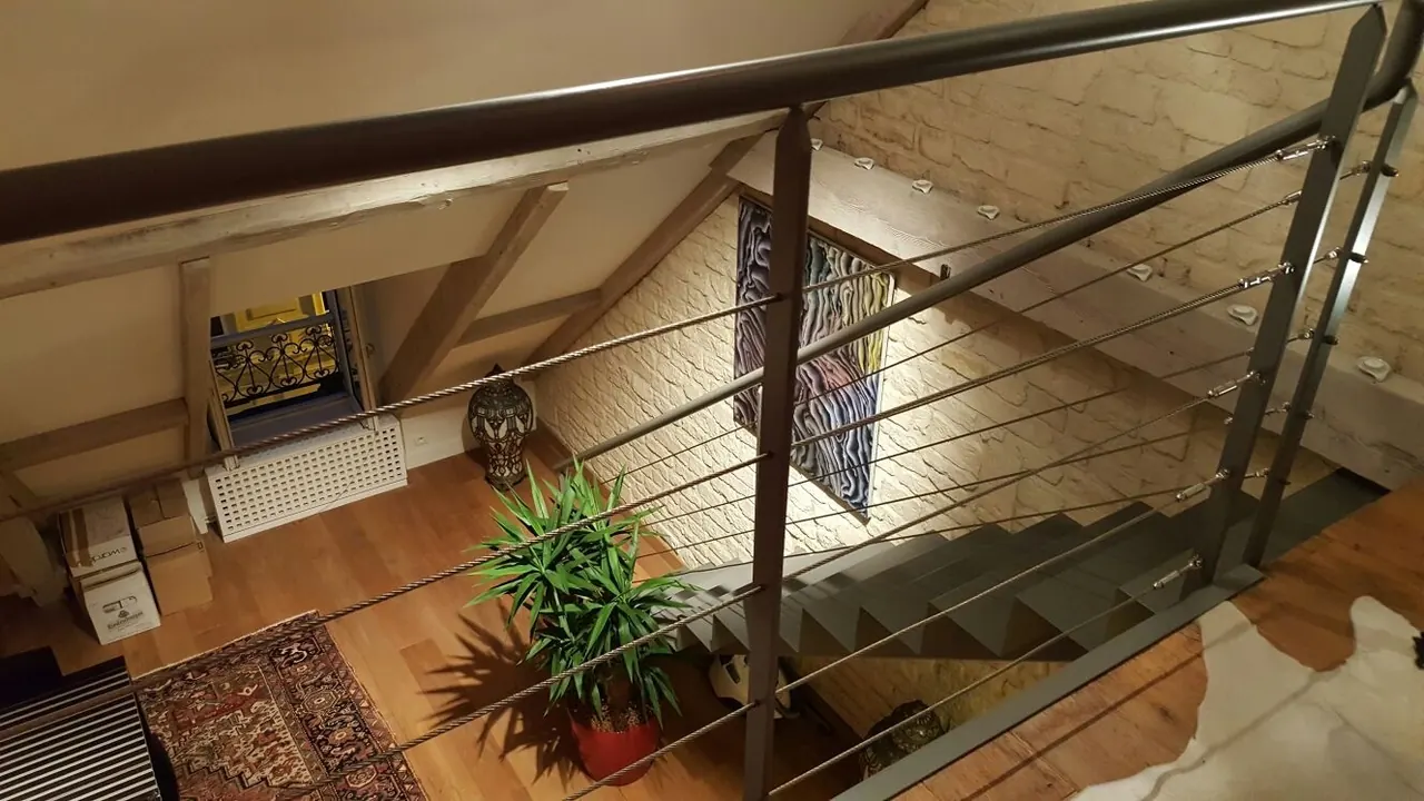 Escalier avec garde-corps inox à câbles et parquet