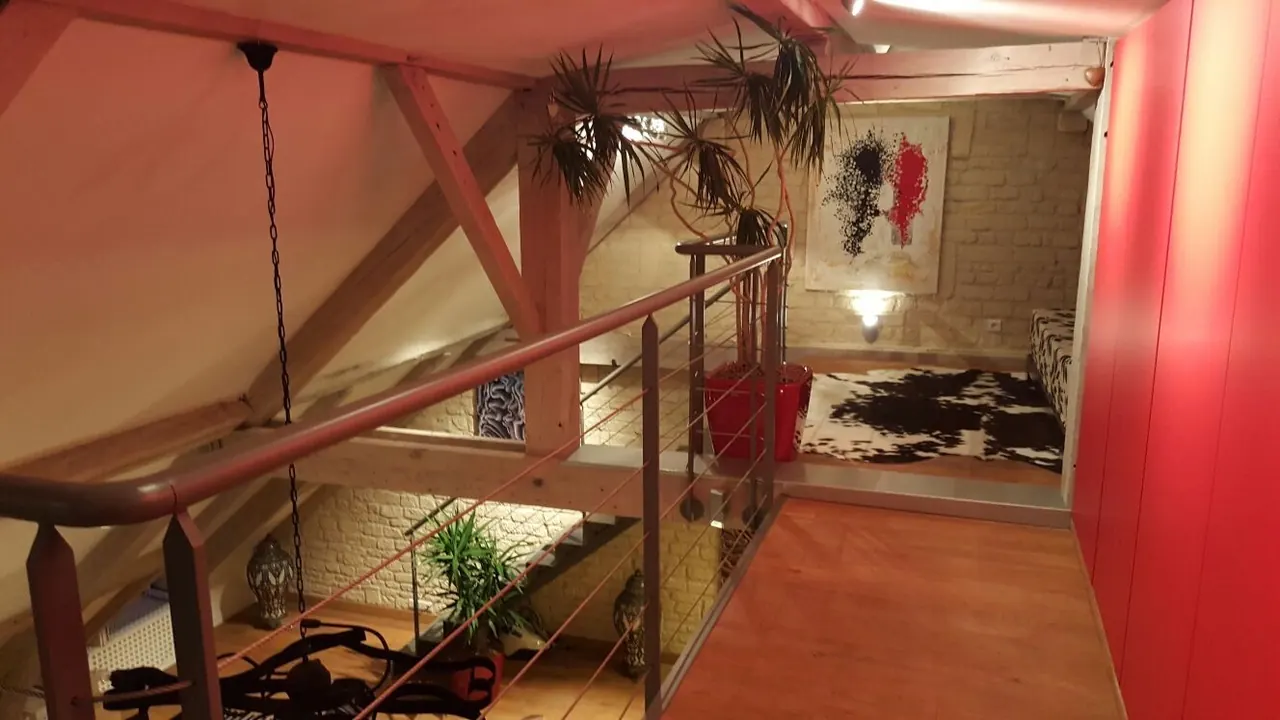 Mezzanine avec garde-corps à câbles et charpente apparente