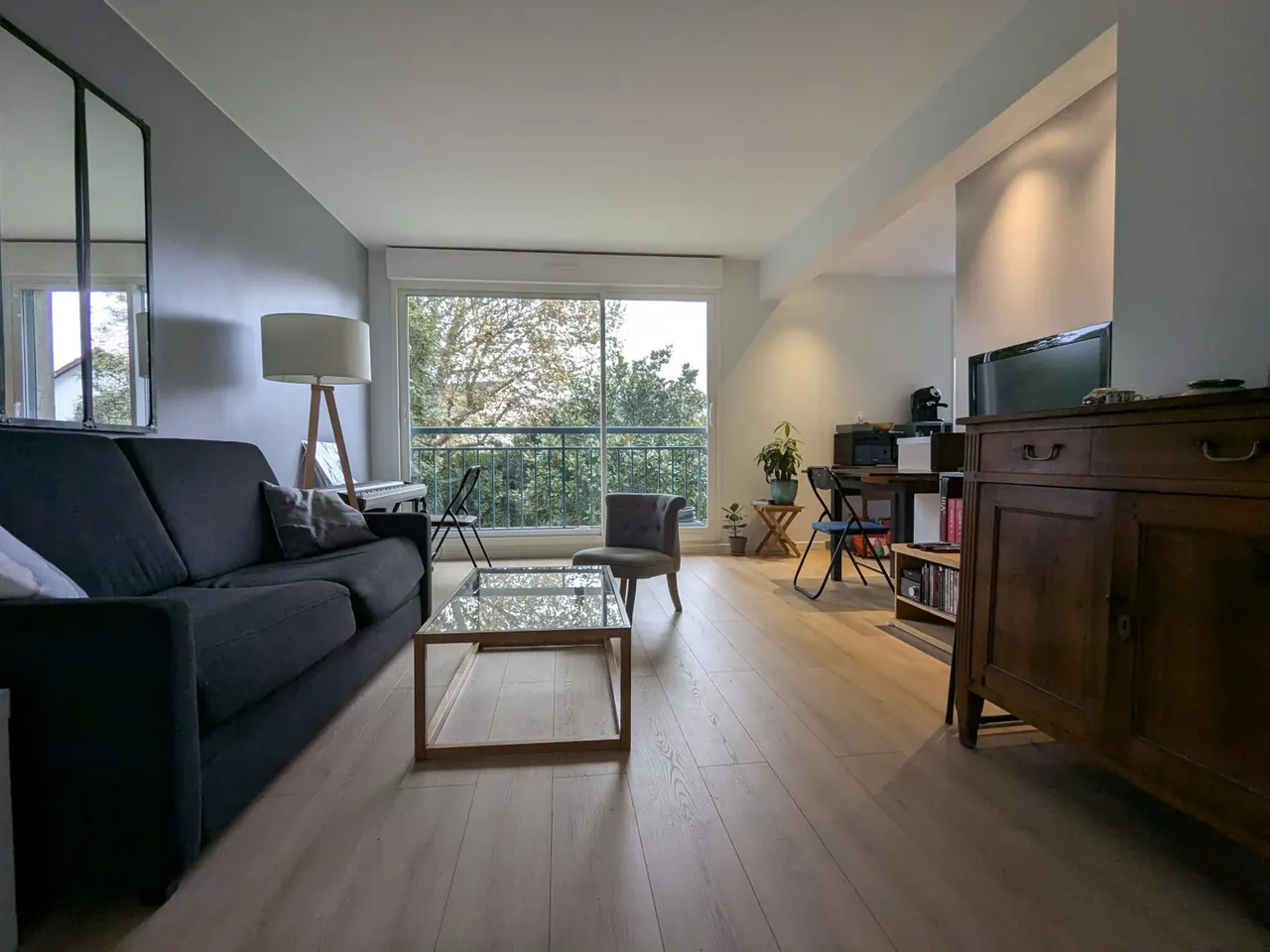 Séjour rénové par JLS Bâtiment, parquet clair et baie vitrée