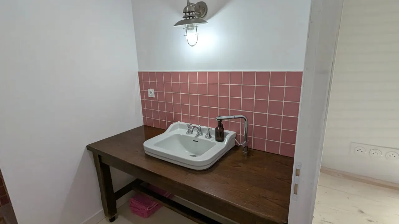 Vasque à l'ancienne sur console en bois, crédence en carreaux roses